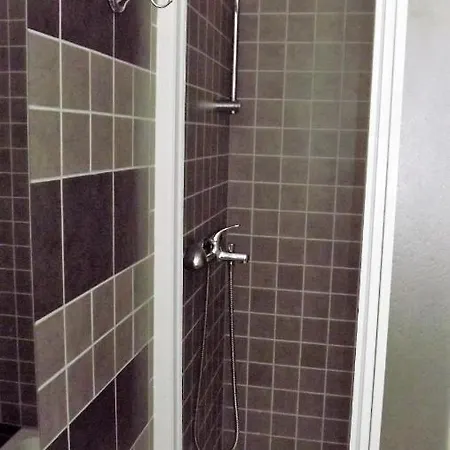 Captivating 15 Sleeps 4 Guests *