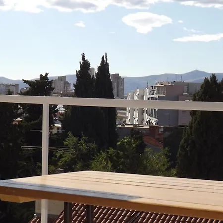 Captivating 15 Sleeps 4 Guests Apartment *