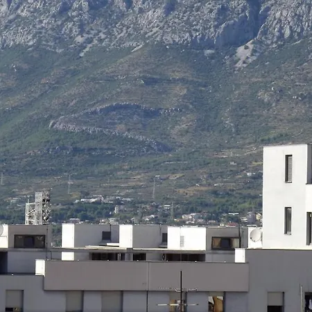 Captivating 15 Sleeps 4 Guests