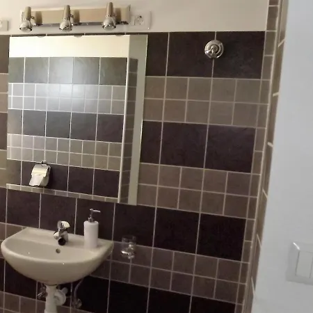 Captivating 15 Sleeps 4 Guests