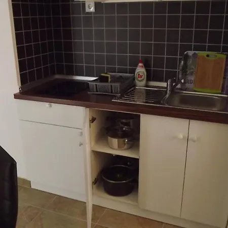 Captivating 15 Sleeps 4 Guests Apartment *