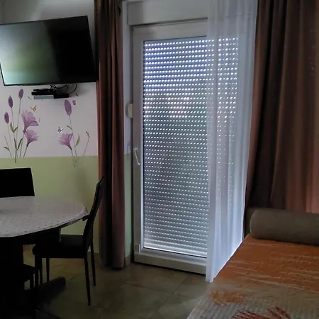 Апартаменты Captivating 15 Sleeps 4 Guests Сплит