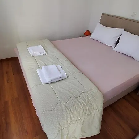 Apartment Captivating 15 Sleeps 4 Guests Split