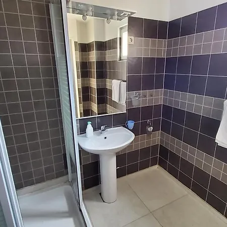 Апартаменты Captivating 15 Sleeps 4 Guests *