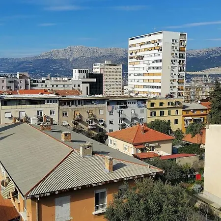 Captivating 15 Sleeps 4 Guests Apartment *