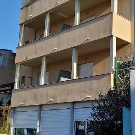 Apartment Captivating 15 Sleeps 4 Guests *